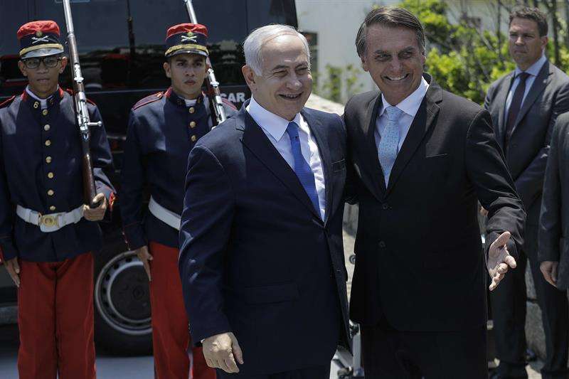 El presidente electo de Brasil, Jair Bolsonaro (d), se reúne con el primer ministro de Israel, Benjamín Netanyahu (i), hoy en Río de Janeiro (Brasil). EFE