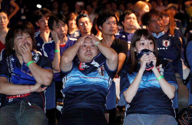 Los fanáticos japoneses lamentan la eliminación de su selección ante Bélgica. Foto EFE