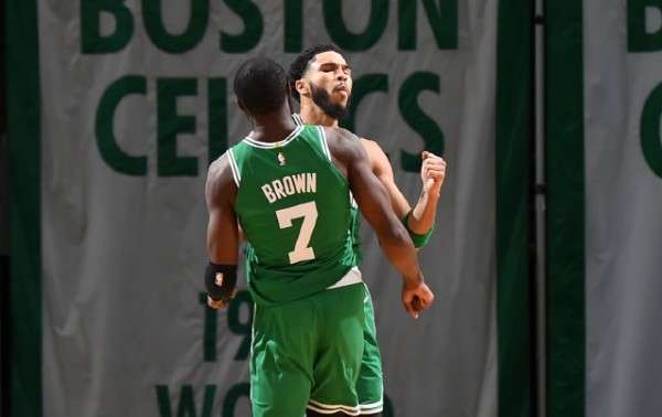 Jason Tatum anotó la canasta ganadora para los Celtics.