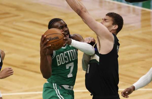 Jaylen Brown (izq.) fue el jugador más destacado por los Celtics de Boston. Foto: AP