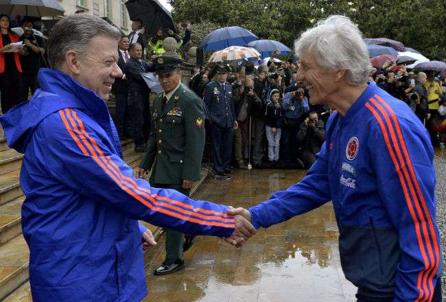 El mandatario Juan Manuel Santos (i) y el técnico de Colombia, José Néstor Pekerman (d).  Foto: EFE