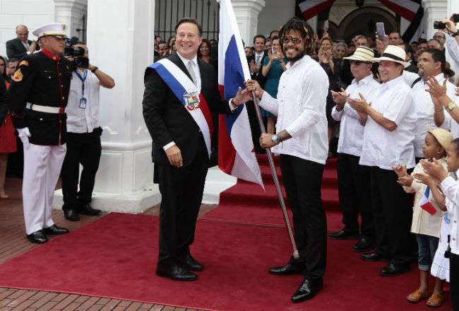 El presidente de Panamá Juan Carlos Varela junto al jugador Román Torres. Foto: Anayansi Gamez