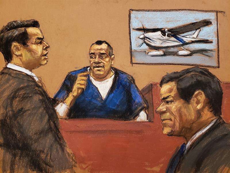 Reproducción fotográfica de dibujo donde aparece el fiscal Anthony Nardozi (i) mientras interroga a Isaías Valdez Ríos (c) frente al narcotraficante Joaquín &quot;El Chapo&quot; Guzmán (d) este jueves en el tribunal del Distrito Sur en Brooklyn, Nueva York (EE.UU.)
