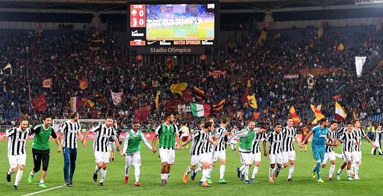 Jugadores de la Juventus celebran la victoria. Foto: EFE