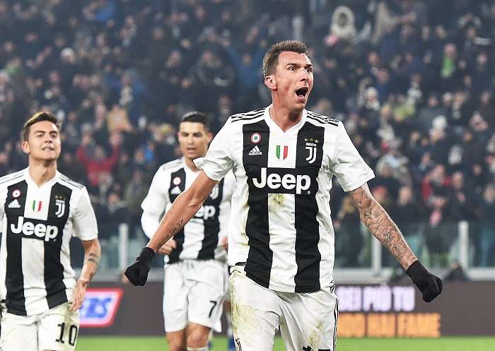 Mario Mandzukic, de la Juventus, estremeció las redes del Inter. / AP