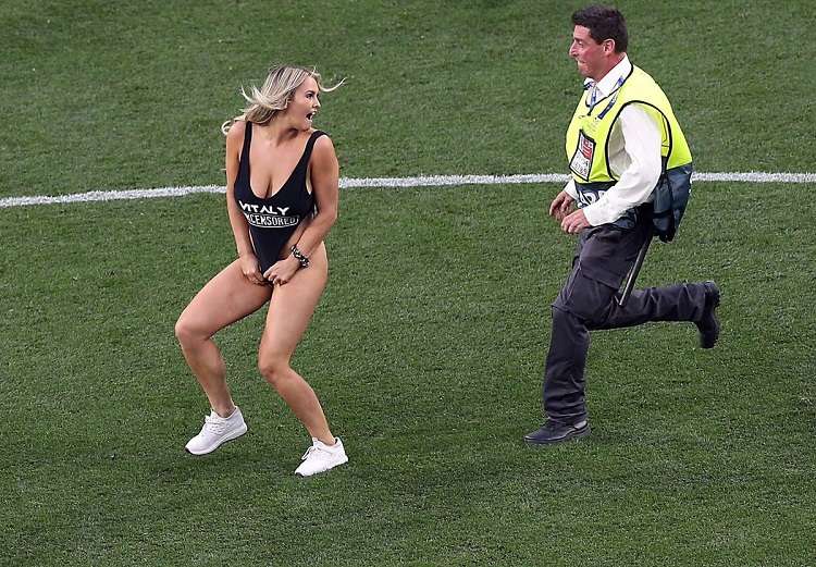 La modelo rusa Kinsey Wolanski invadió el terreno de juego durante la final de la Champions League. Foto: Twitter