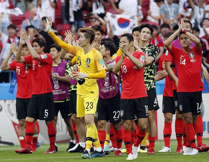 Los jugadores de Corea del Sur celebran su triunfo contra la campeona Alemania./EFE
