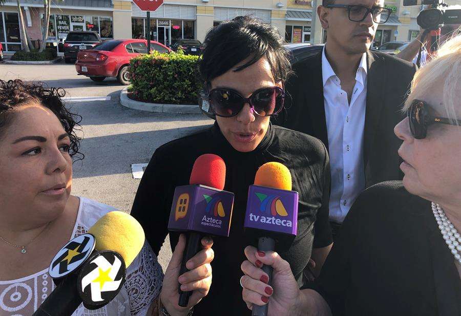 La hija del cantante mexicano José José, Marysol Sosa (c), fue registrada al hablar con periodistas el pasado domingo, en una comisaría en el condado de Miami-Dade (Florida, EE.UU). EFE