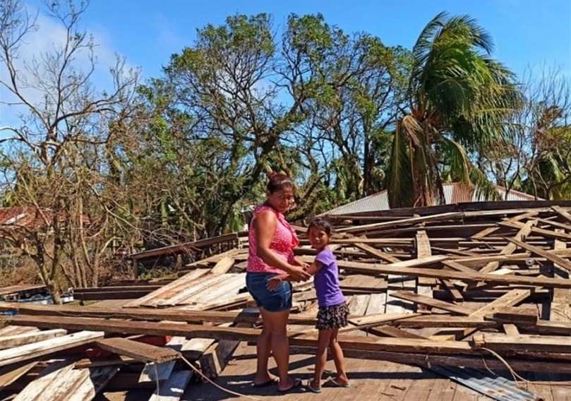 La indígena miskita Hamlyn Ávila Krik, (i), junto a su sobrina (d), observan hoy viernes la vivienda donde habitaban y que fue destruida por el paso del huracán Iota. EFE