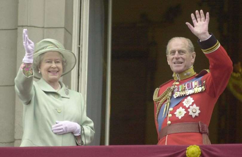 La reina Isabel II y el Duque de Edimburgo saludan desde el Palacio de Buckingham de Londres en junio de 2001. EFE