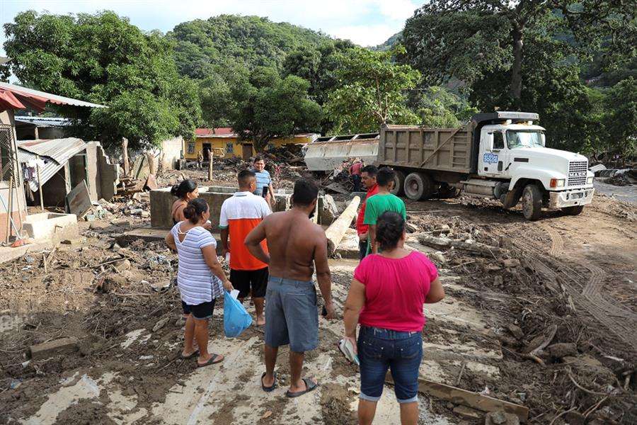 Labores de limpieza de escombros en calles y casas inundadas en el Valle de Sula, causadas por las tormentas tropicales Iota y Eta. EFE