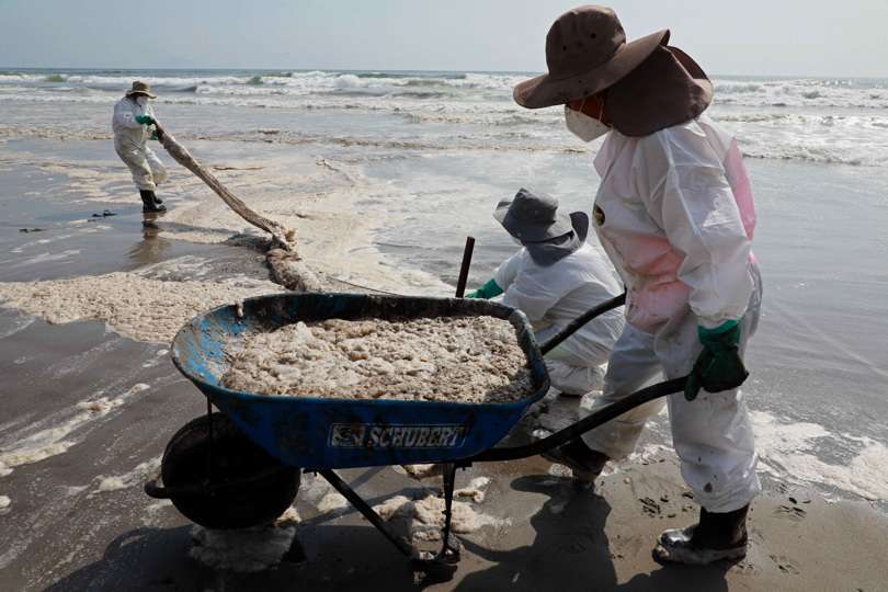 Trabajadores realizan labores de limpieza, tras un derrame de crudo en una refinería operada por la petrolera española Repsol, en las playas de Ventanilla (Perú). EFE