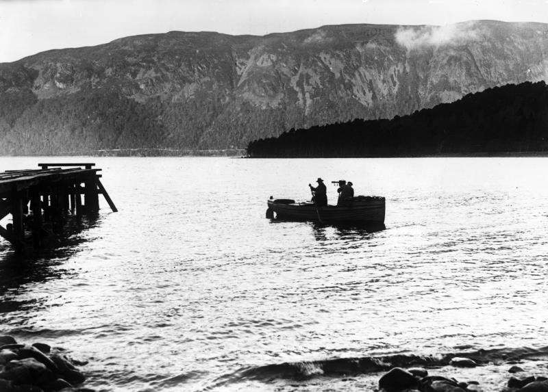 Fotógrafos en barca atraviesan el lago Ness. (Foto sin fecha, alrededor de 1935). EFE