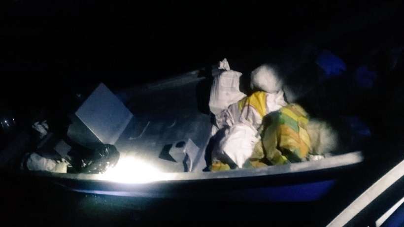 Imagen de una de las lanchas rápidas cargadas de drogas que fue interceptada en Vacamonte.
