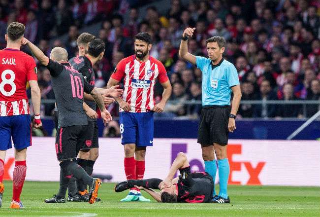 Momento en que Laurent Koscielny sufría la lesión en el partido contra el Atlético de Madrid.