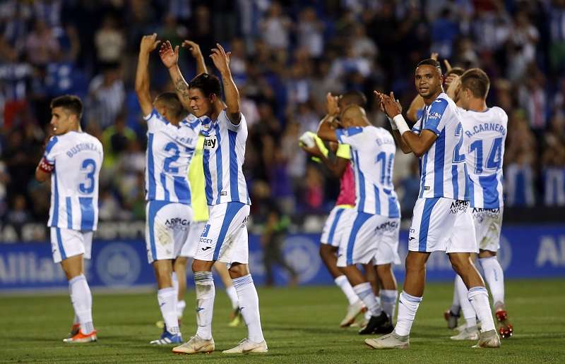 Jugadores del Leganés celebran con su afición la victoria./ Foto AP