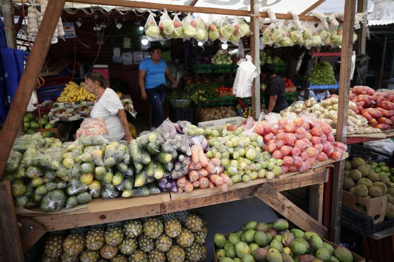 Puesto de venta de frutas y verduras en Panamá. EFE