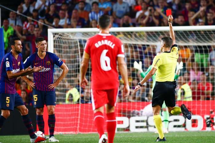 El colegiado Gil Manzano (d) muestra la cartulina roja al defensa francés del FC Barcelona Clément Lenglet (2-i)./ EFE