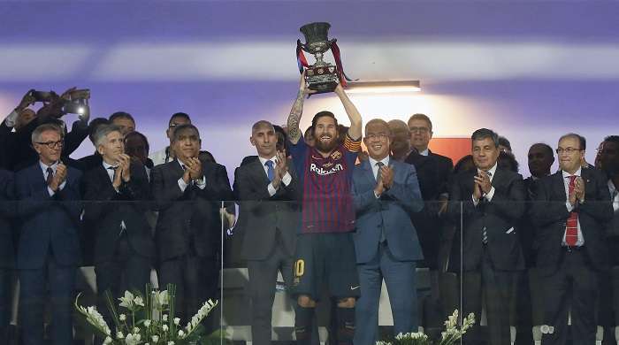 El capitán del FC Barcelona Leo Messi levanta el trofeo de campeón tras la final de la Supercopa de España./EFE