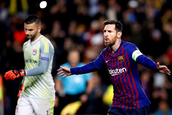 El delantero argentino del Barcelona Lionel Messi celebra su primer gol ante el Olympique de Lyon./ EFE