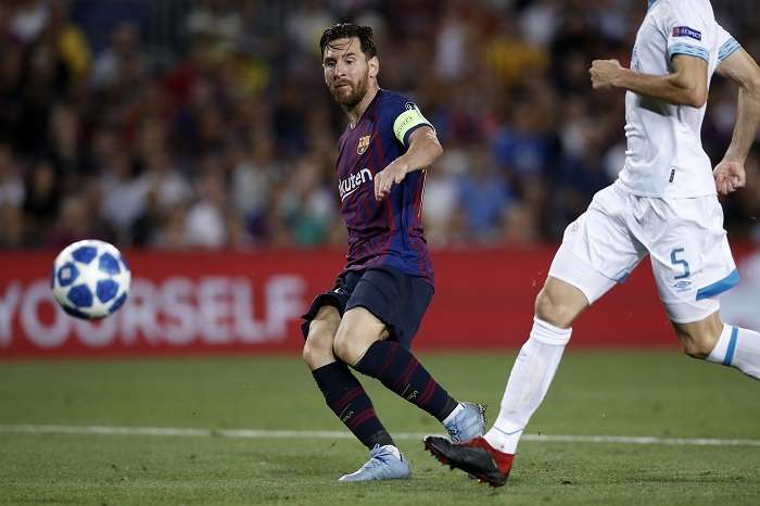 Lionel Messi, figura del FC Barcelona, en plena definición. / EFE