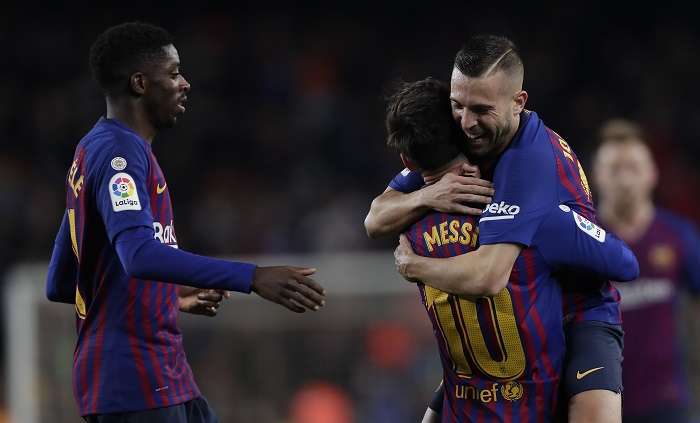 Los jugadores del FC Barcelona, (i-d) el francés Ousmane Dembelé, el argentino Leo Messi y Jordi Alba, celebran el segundo gol del equipo blaugrana. /AP