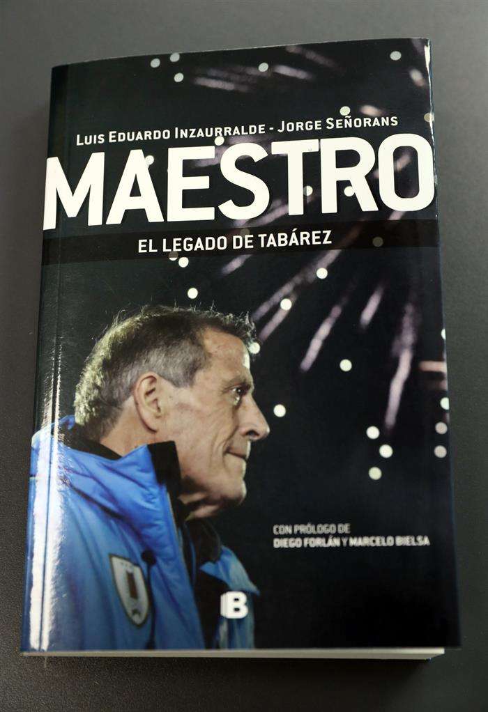 Registro de la tapa del libro &quot;Maestro&quot;, un trabajo que aborda el proceso del entrenador Óscar Washington Tabárez al frente de la selección uruguaya de fútbol. Foto EFE