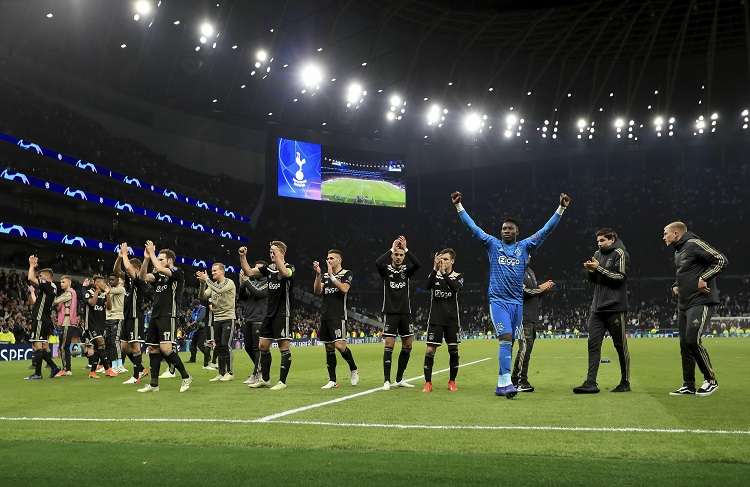 Equipo del Ajax celebra su triunfo en el partido de ida de las semifinales de la Liga de Campeones. Foto: