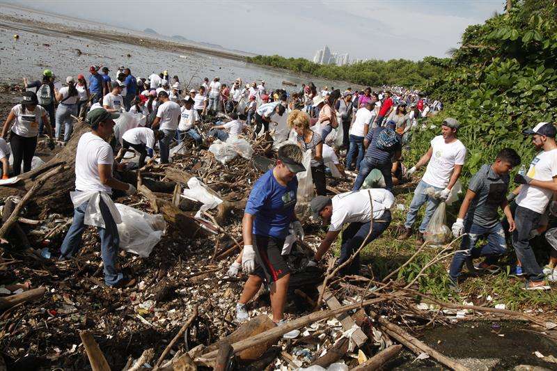 Voluntarios participan en una jornada de limpieza de playas en un sector de la Bahía de Panamá hoy, domingo 23 de septiembre de 2018, en Ciudad de Panamá (Panamá). EFE