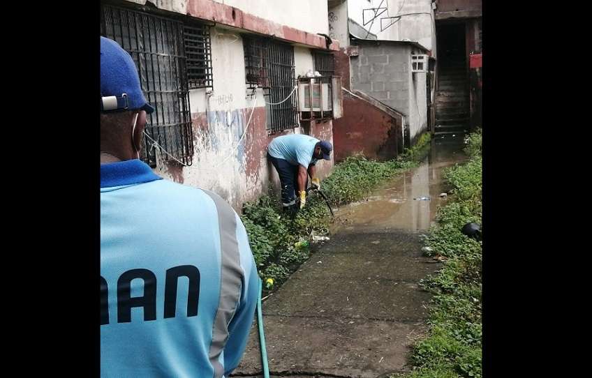 Unidades del Idaan, con ayuda de  “trompos” limpiaron las líneas sanitarias.