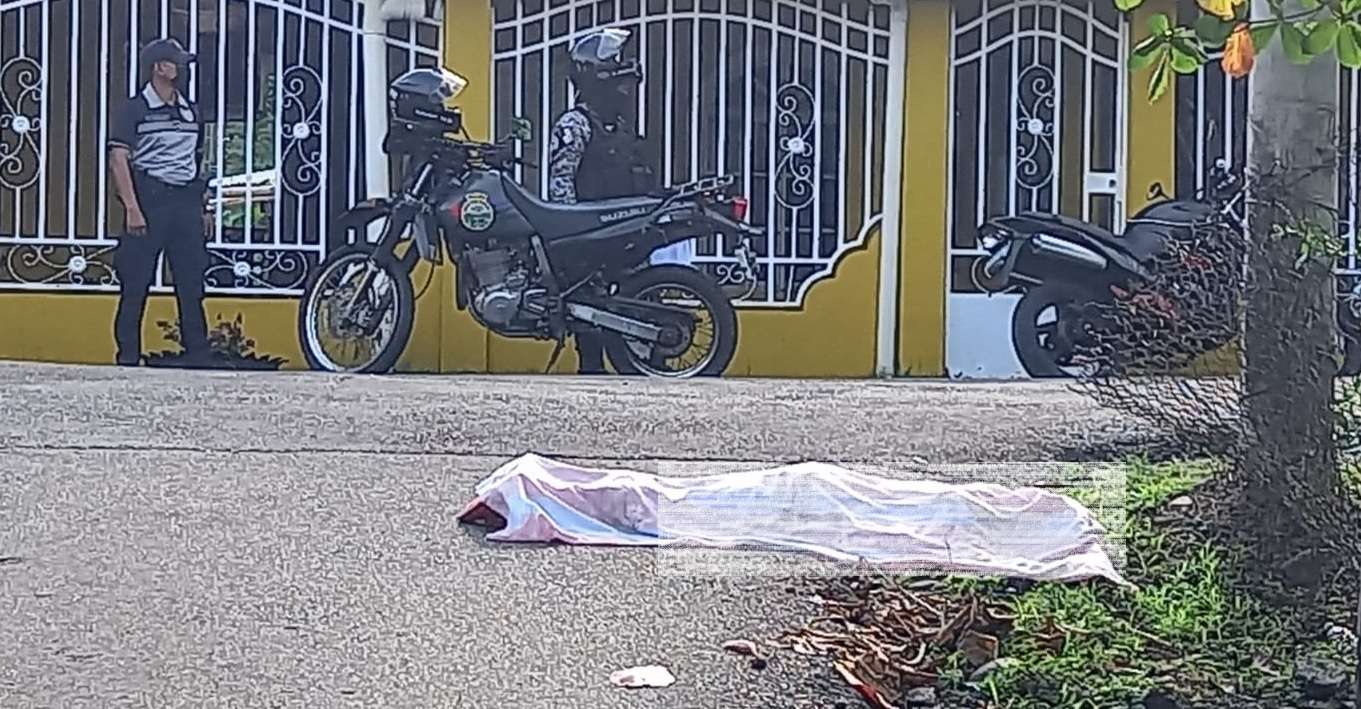 El cuerpo fue encontrado tendido en la calle, boca abajo. Foto: Alexander Santamaría 