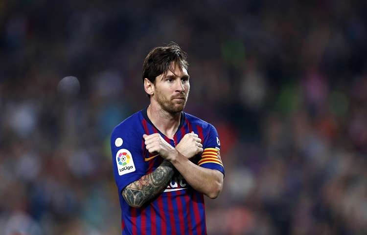 Lionel Messi será baja por una fractura en el radio del brazo derecho. Foto:  EFE