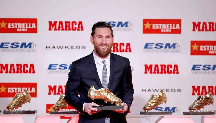 El delantero argentino del Barcelona, Leo Messi, posa tras recibir su quinta Bota de Oro como máximo goleador. Foto: EFE