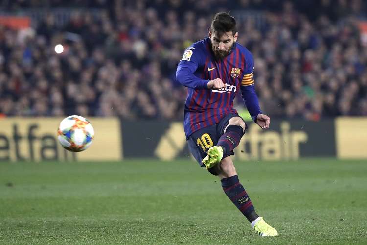 Lionel Messi durante un partido de liga ante el Real Madrid. Foto: AP