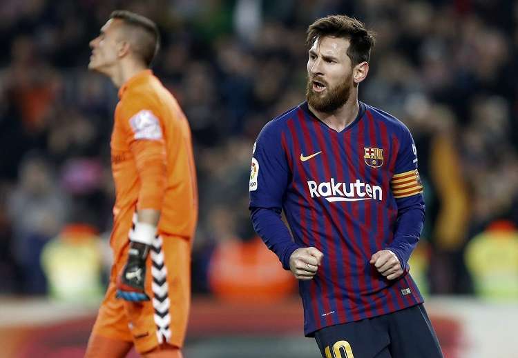 El delantero argentino del FC Barcelona, Lionel Messi (d), celebra su gol anotado ante el Real Valladolid. Foto: EFE