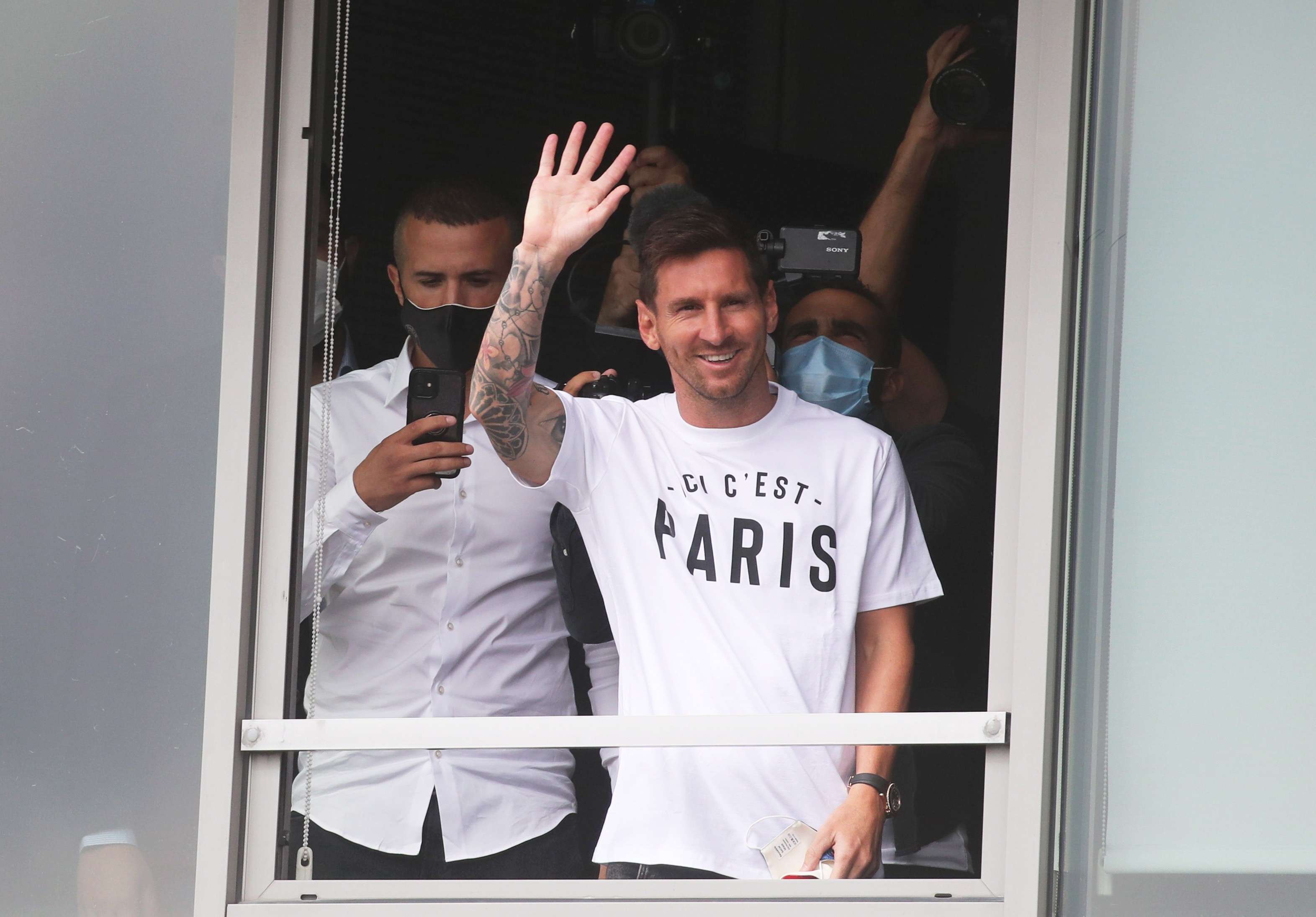Lionel Messi saluda a sus nuevos fanáticos. /EFE