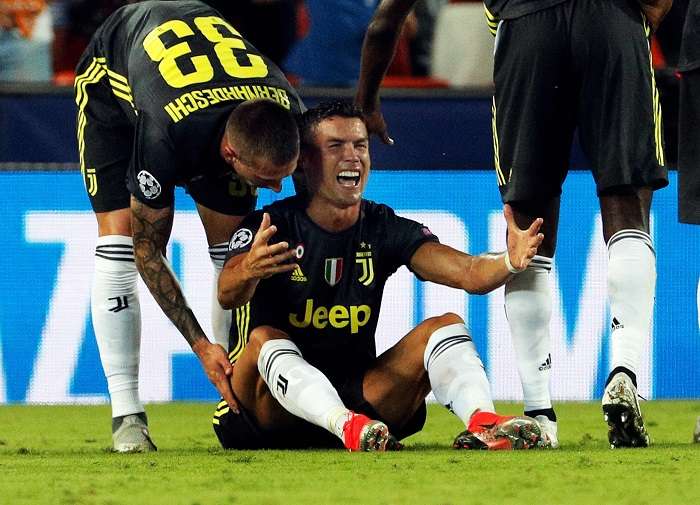 Cristiano Ronaldo se lamenta tras recibir la tarjeta roja. /EFE