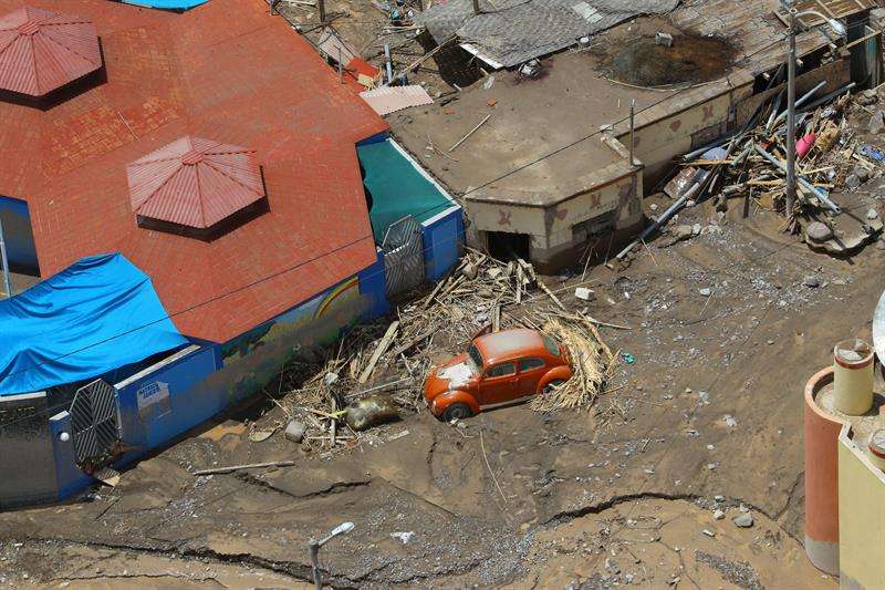 Un vehículo y un grupo de viviendas destruidas e inundadas por un deslizamiento de tierra en el distrito de Mirave, en la región surandina de Tacna (Perú). EFE/Andrés Valle/Presidencia de Perú