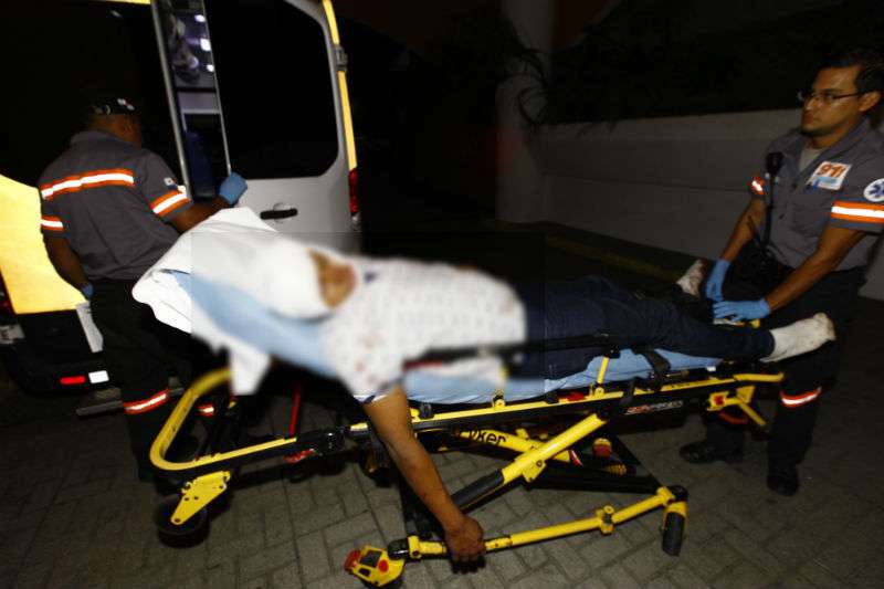 La víctima fue trasladada en una ambulancia hasta el hospital Santo Tomás. Foto: Alexander Santamaría