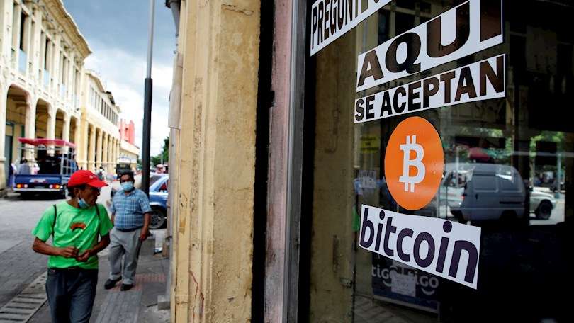 Fotografía de un local con un cartel donde avisa que se aceptan el uso de bitcoin hoy, en San Salvador (El Salvador). 