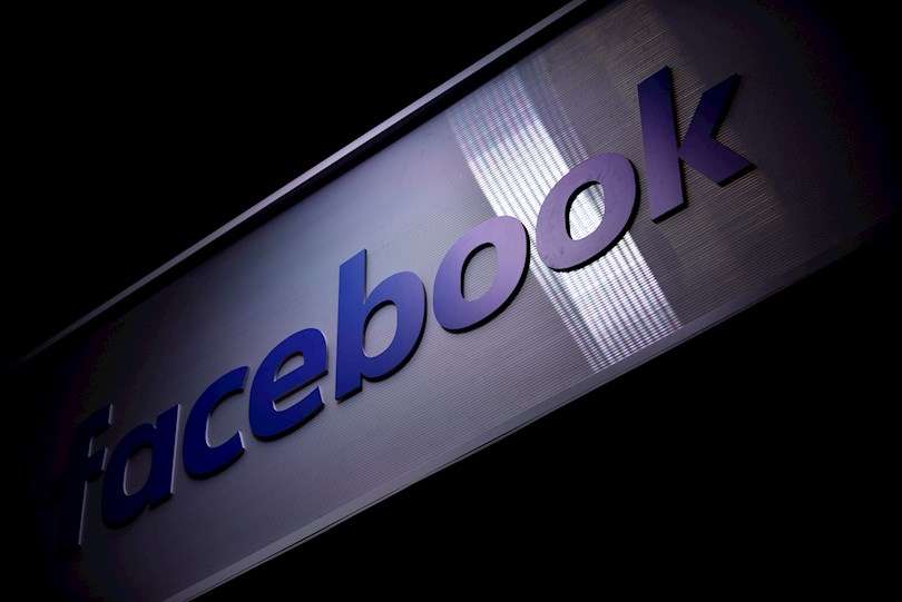 Vista del logo de la red social Facebook, en una fotografía de archivo. EFE