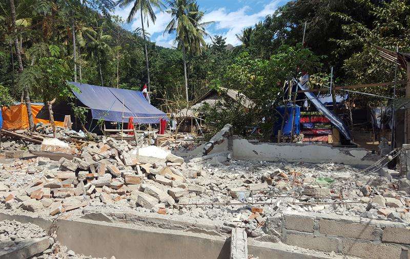  Las tiendas de campaña se asientan cerca de las ruinas de un antiguo pueblo en el norte de Lombok, azotado hace un mes por dos fuertes terremotos. EFE