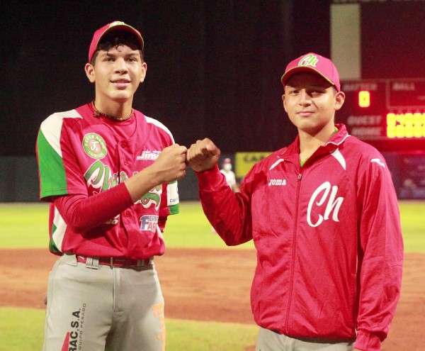Luis Aguilar (der.) e Hiram Stanziola, protagonistas del triunfo de Chiriquí al lanzar un &quot;No Hit No Run Combinado&quot;. Foto: Fedebeis