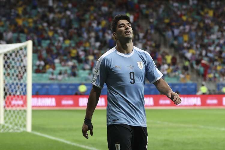  Luis Suárez se lamenta tras ser eliminados de la Copa América. Foto: AP