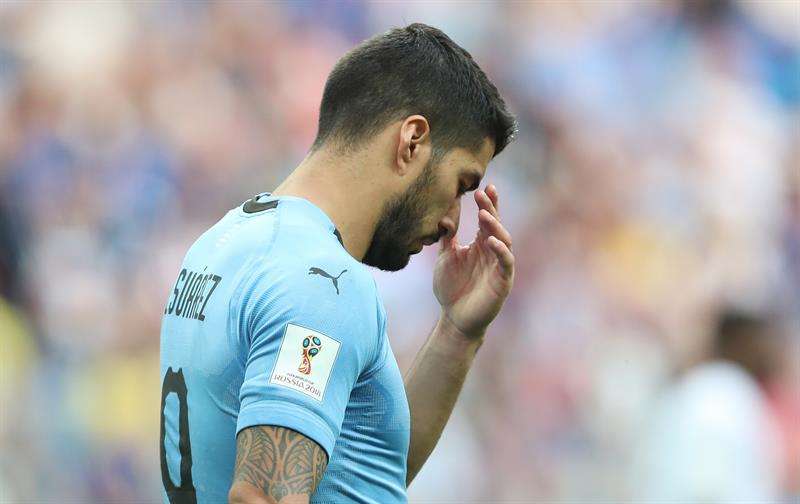 El delantero uruguayo Luis Suárez fue anulado por la defensa de Francia. Foto EFE
