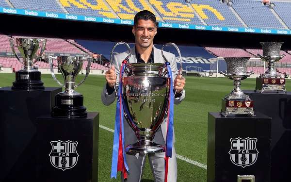 Luis Suárez junto a los trofeos que ganó con el Barcelona. Foto: AP