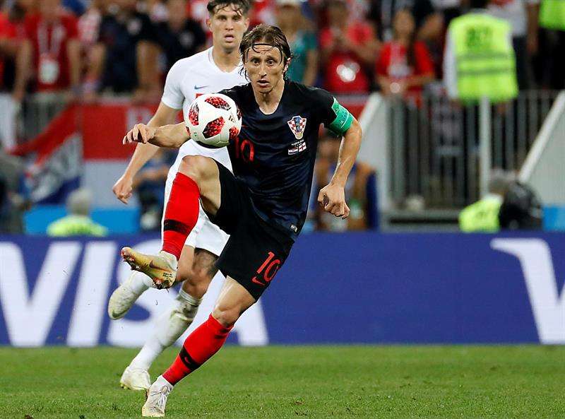 El croata Luka Modric domina el balón durante el partido ante Inglaterra, en las semifinales del Mundial de Rusia 2018. Foto EFE