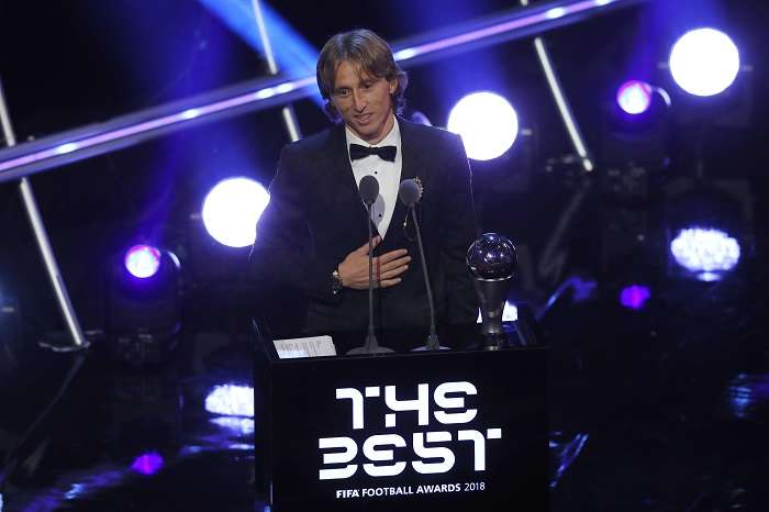 Luka Modric se dirige al público tras ganar el premio The Best./ AP