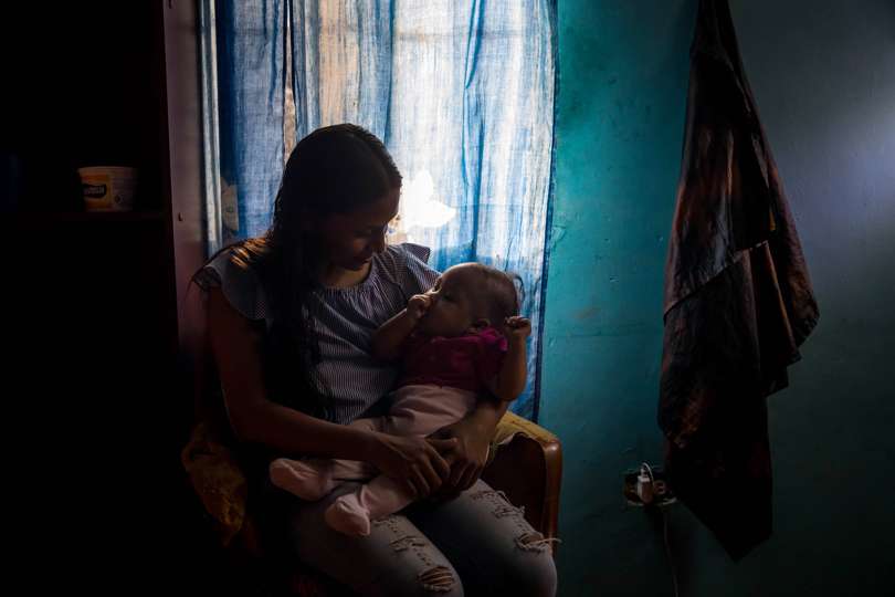 Yorianny Iriarte, de 18 años, sostiene a su hija Zoé Hidalgo, de 5 meses, el 4 de marzo de 2022, en Caracas (Venezuela). 
