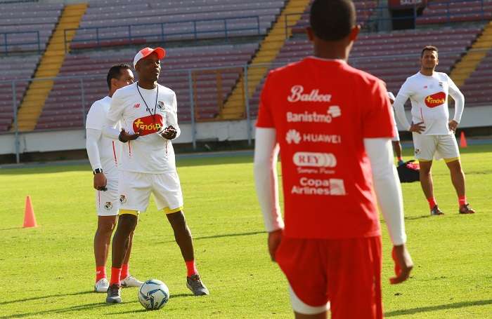 Julio César Dely Valdés da instrucciones a los jugadores durante los entrenamientos de hoy./ Foto: Anayansi Gamez